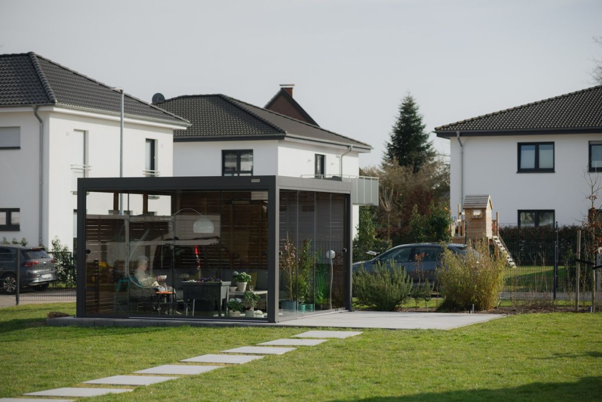 Das freistehende Lamellendach von Pergolux als Pergola Insel im Garten, bei Frimey GmbH.