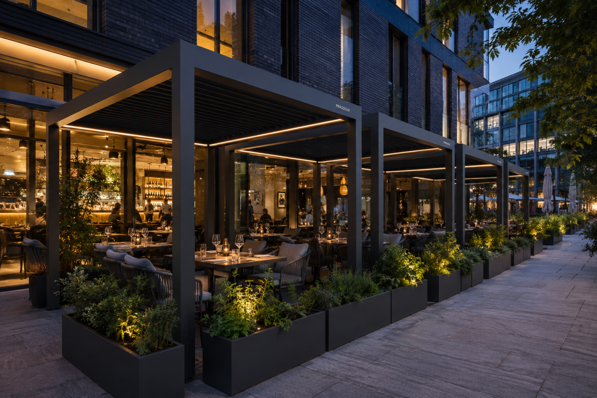 Das Lamellendach von Pergolux auf der Außenterrasse eines Restaurants in der Innenstadt, bei Frimey GmbH.