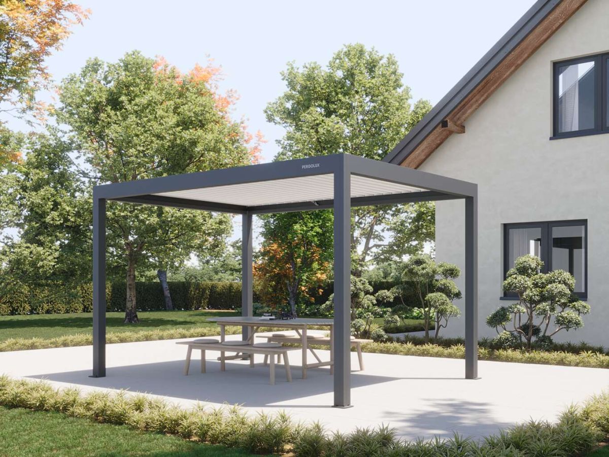 Das freistehende Lamellendach Pergola S4 von Pergolux in Anthrazit mit weißen Lamellen, bei Frimey GmbH.