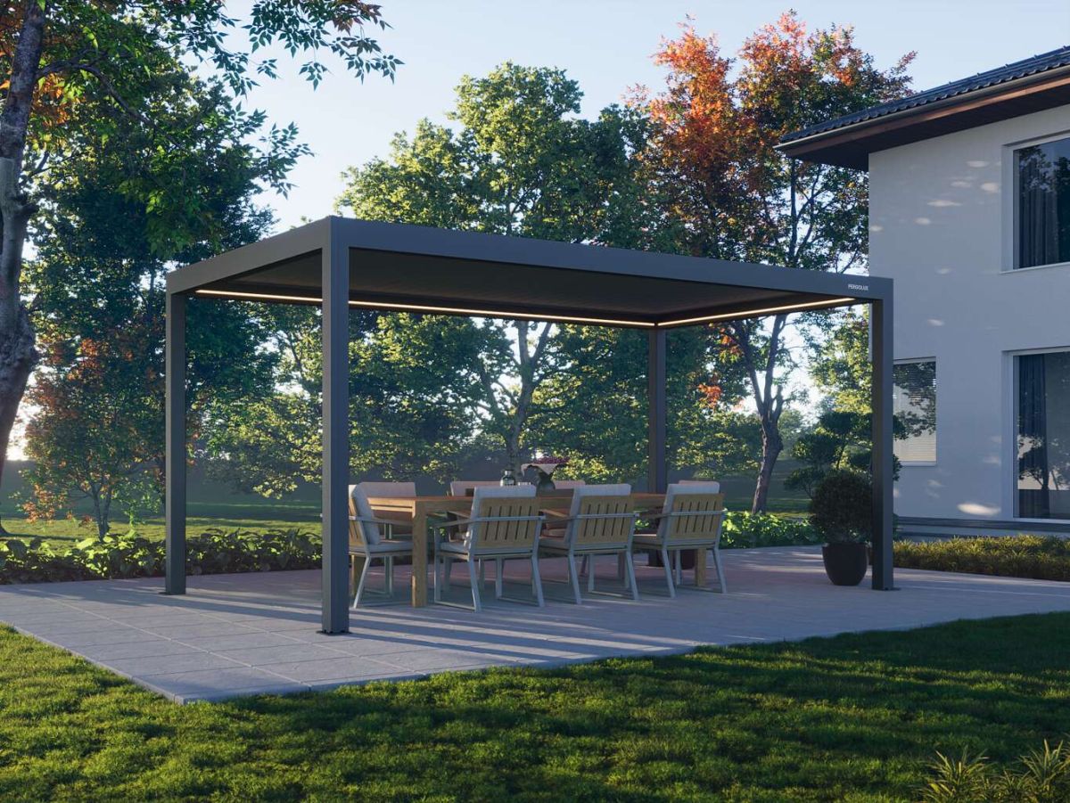 Das trendige Lamellendach S4 Pro Pergola von Pergolux in Anthrazit als freistehende Insel im Garten, bei Frimey GmbH.