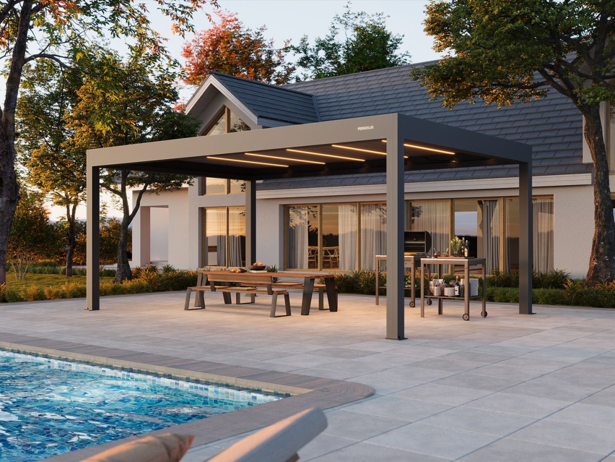 Die stabile Pergola S4 Pro Max von Pergolux als freistehende Insel mit vier Pfosten, bei Frimey GmbH.
