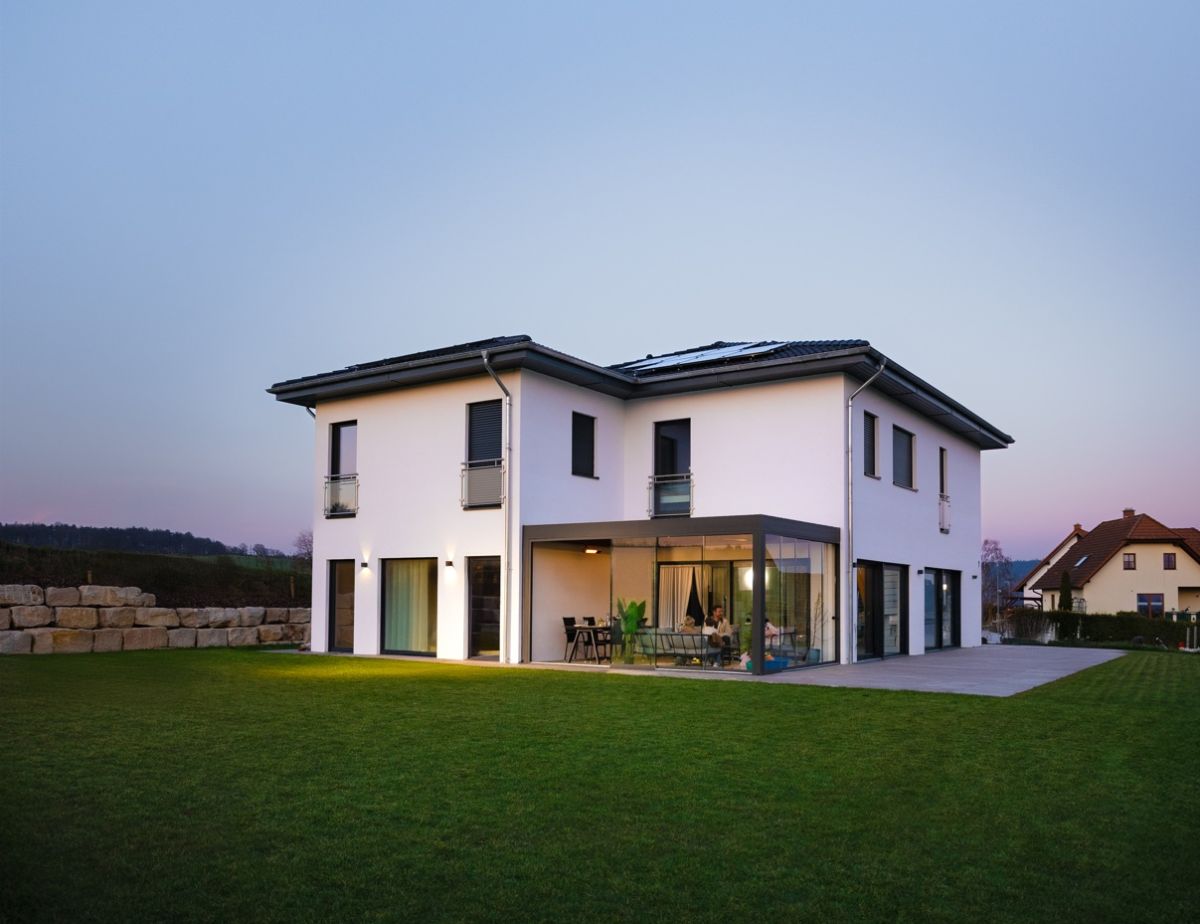 Das prämierte Pergolux Lamellendach an einem Wohnhaus als Terrassendach ,bei Frimey GmbH.