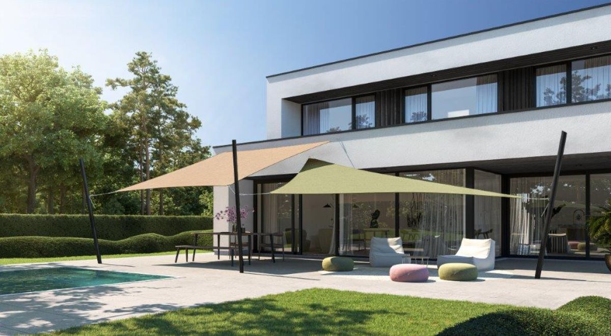 Das verstellbre Sonnensegel von Umbrosa an einem modernen Wohnhaus in bunten Farben, bei Frimey GmbH.