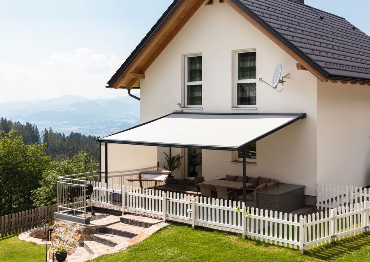 Die hochwertige Pergolamarkise Pergoline R154 von WOundWO auf einer Terrasse eines Wohnhauses mit schönem Ausblick in die Natur, bei Frimey GmbH.