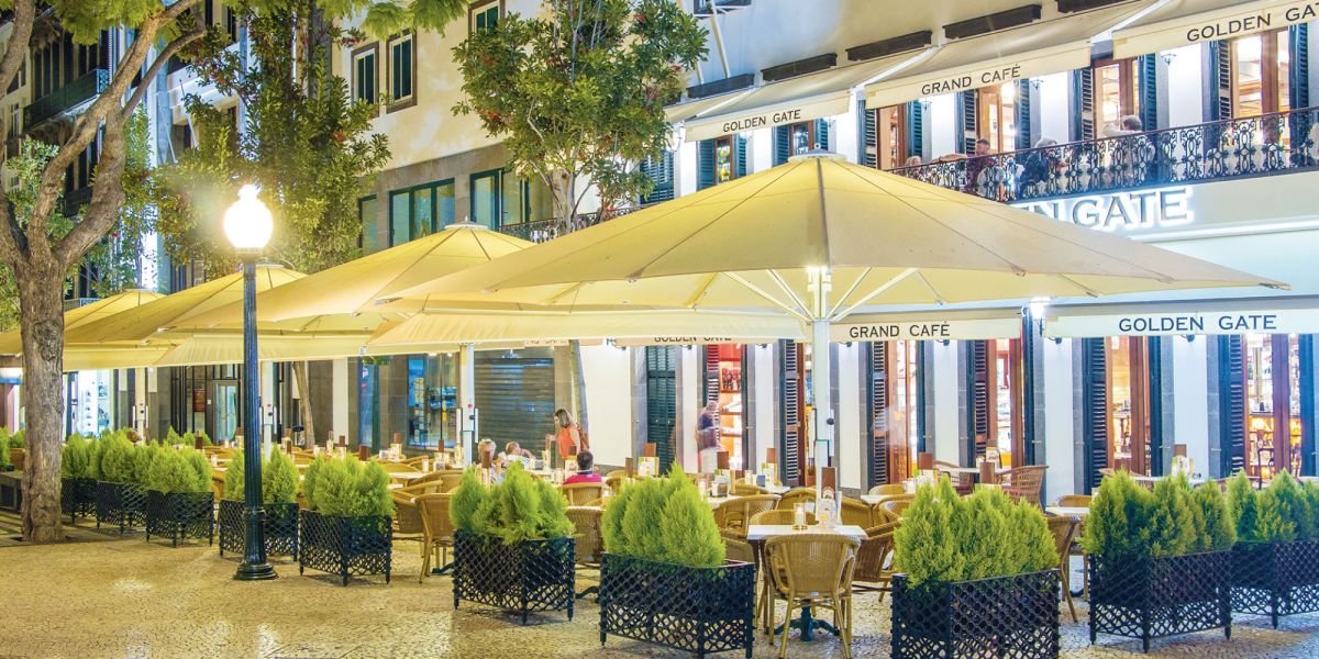 Der hochwertige Gastronomie Sonnenschirm Jumbrella XL von Bahama umberzeugt durch seine sehr stabile bauweise und dem trendigen Design.