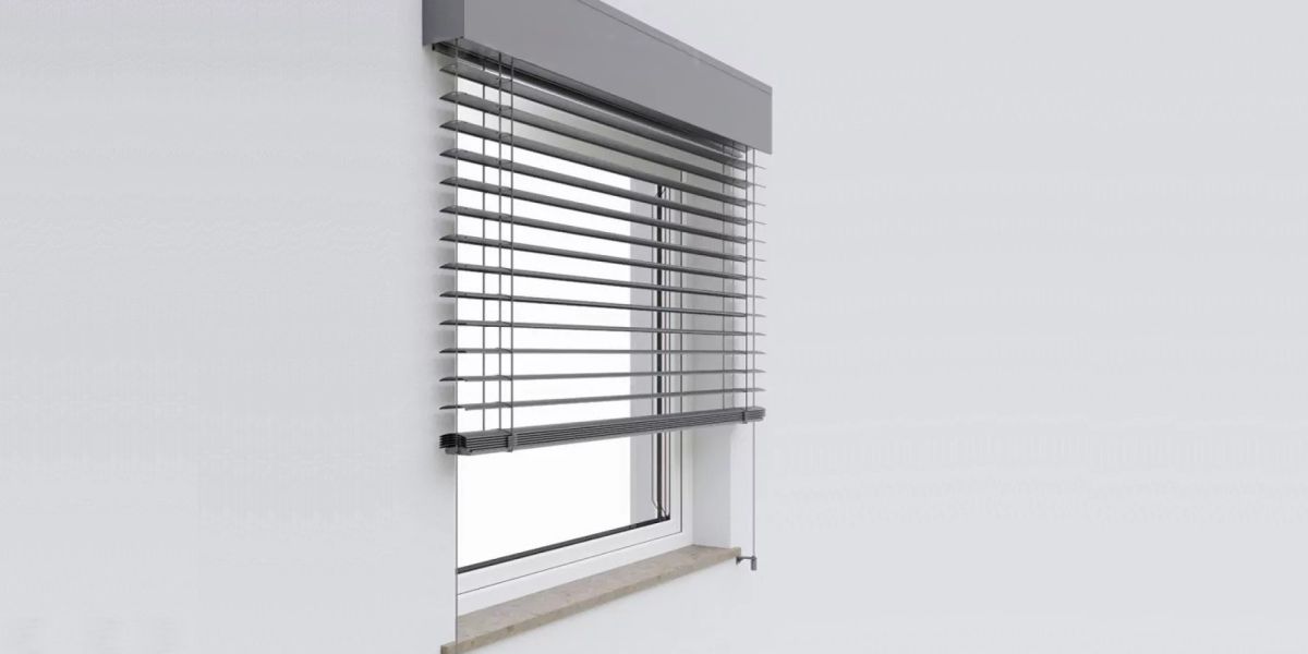 Der seilgeführte Raffstore C80von Freund Sunshade an einem Fenster, bei Frimey GmbH.