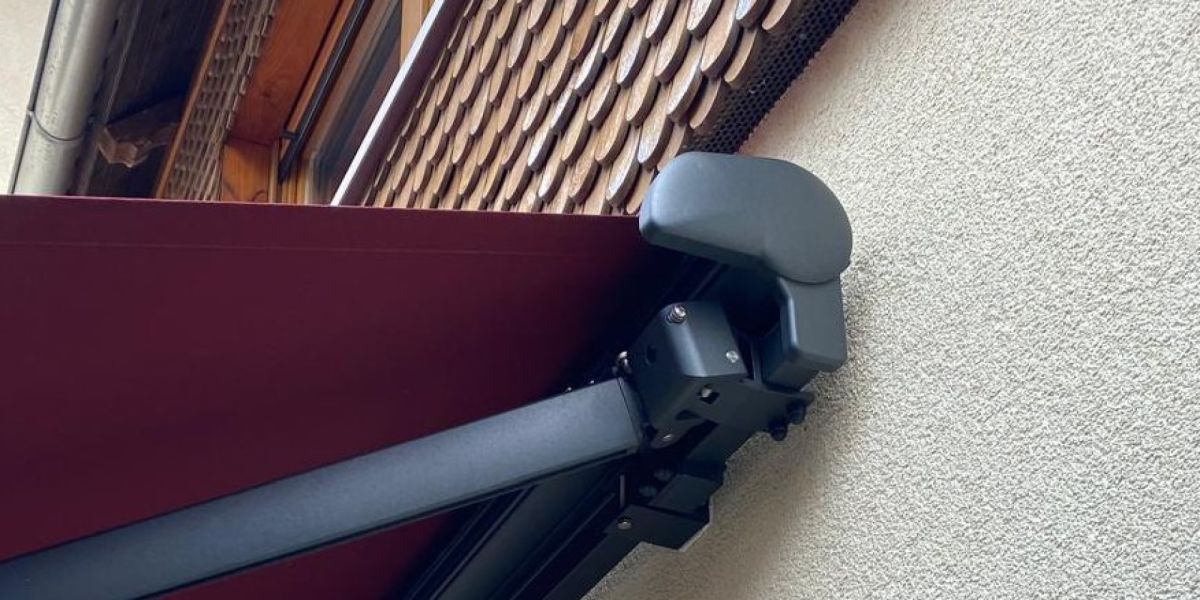 Die hochwertige Halbkassettenmarkise York von Freund Sunshade an der Hauswand mit Bordeaux farbenen Tuch, von Frimey GmbH.