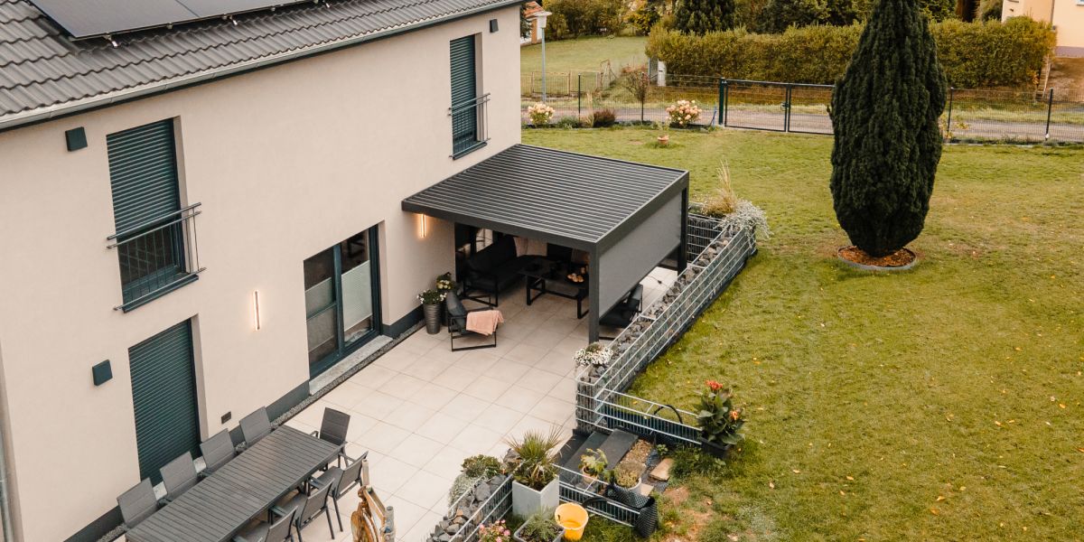 Das Pergolux Lamellendach als Pergola am Wohnhaus, bei Frimey GmbH.