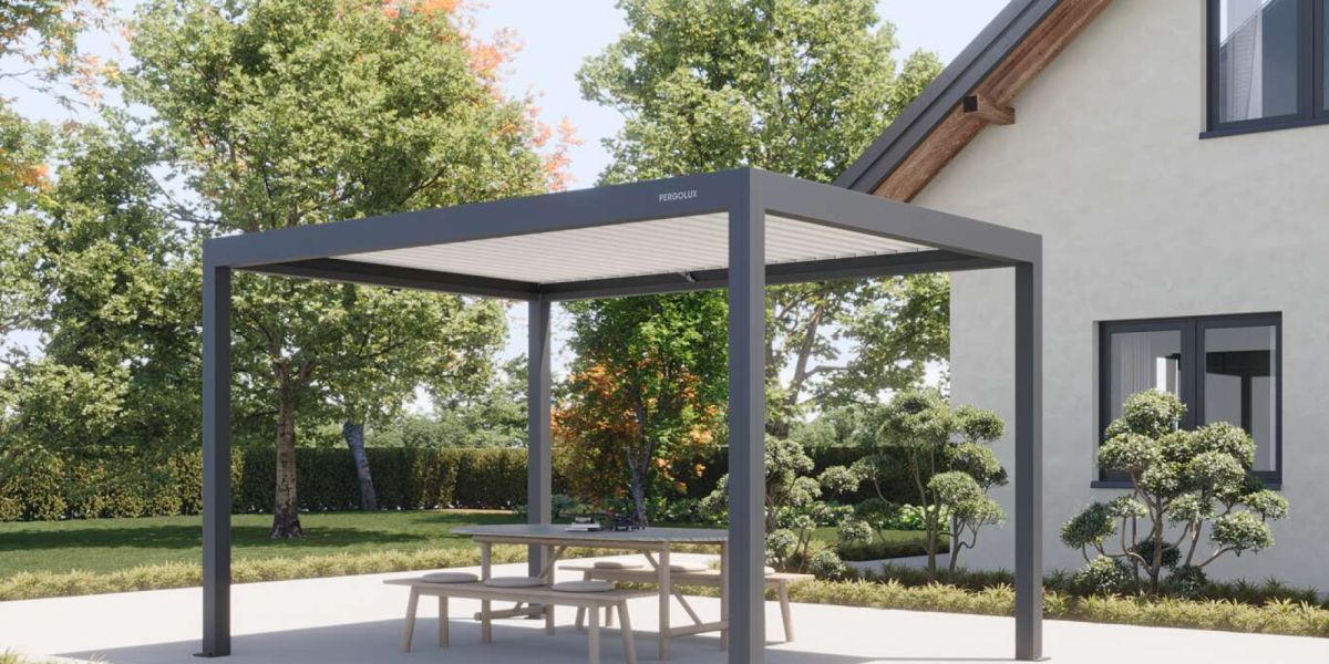 Das freistehende Lamellendach Pergola S4 von Pergolux in Anthrazit mit weißen Lamellen, bei Frimey GmbH.
