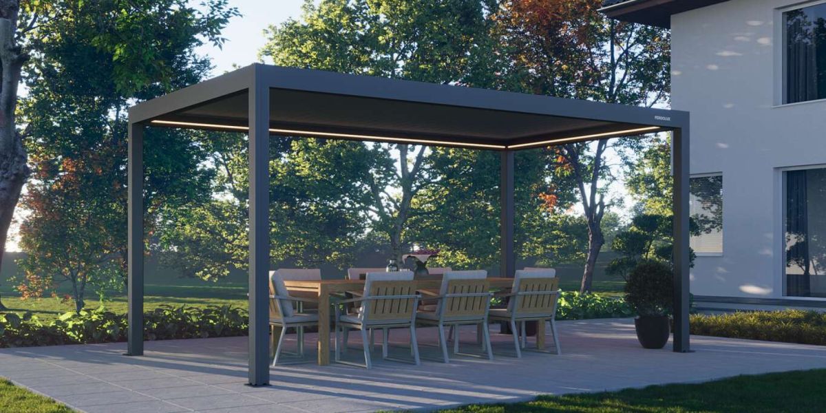 Das trendige Lamellendach S4 Pro Pergola von Pergolux in Anthrazit als freistehende Insel im Garten, bei Frimey GmbH.