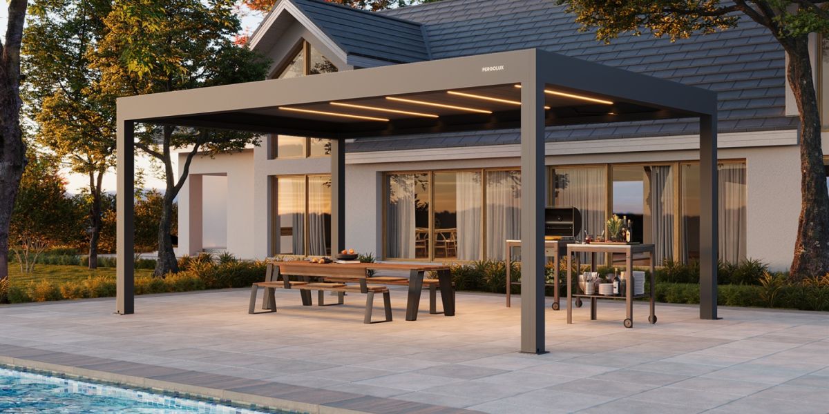 Die stabile Pergola S4 Pro Max von Pergolux als freistehende Insel mit vier Pfosten, bei Frimey GmbH.