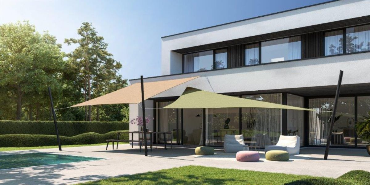 Das verstellbre Sonnensegel von Umbrosa an einem modernen Wohnhaus in bunten Farben, bei Frimey GmbH.