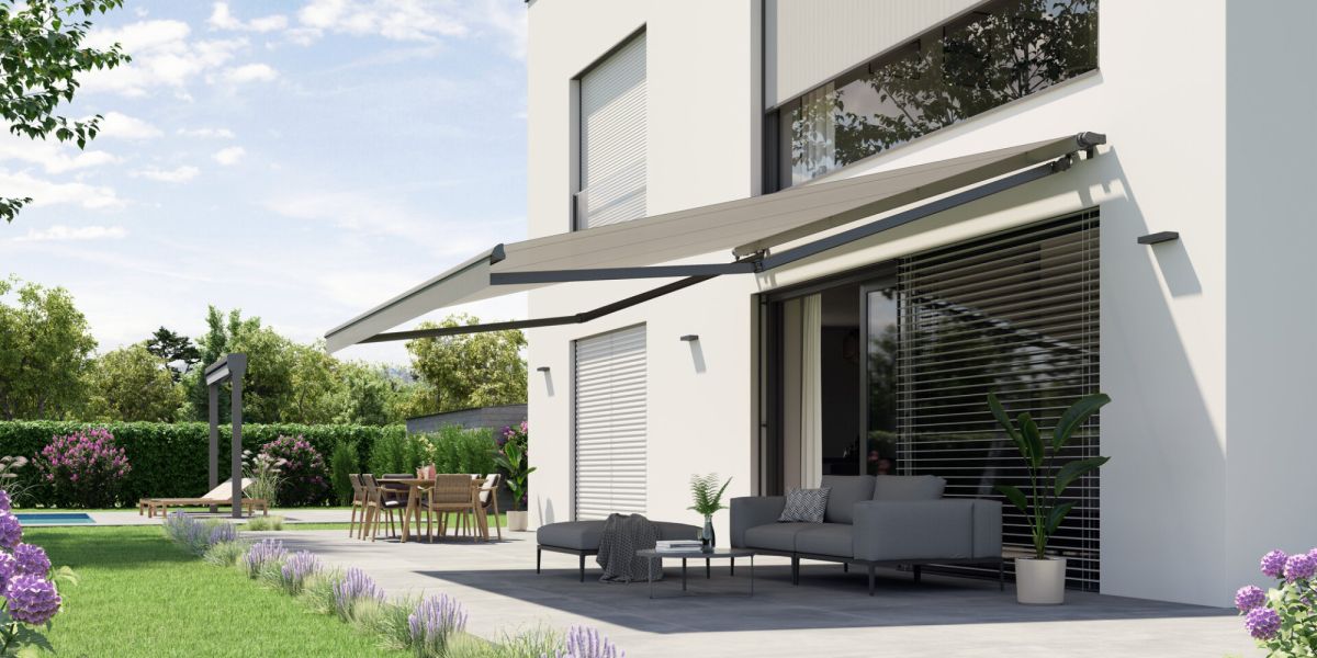 Die stabile Gelenkarmmarkise Trendline von WOundWO an einem wunderschönem Haus mit Garten, bei Frimey GmbH.