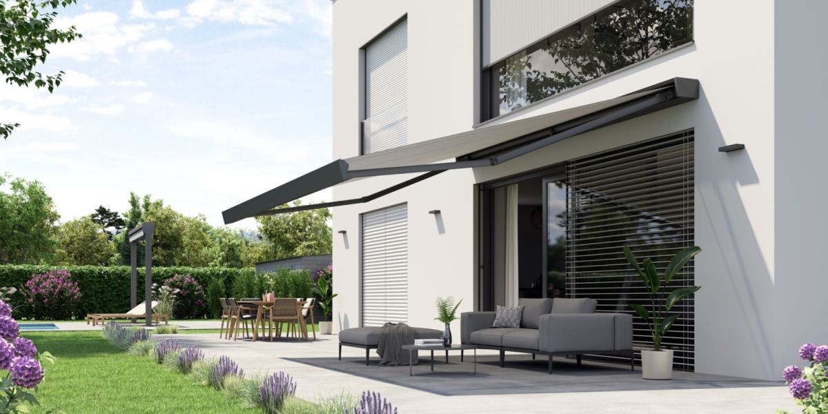 Das moderne Design der Artbox Kassettenmarkise von WOundWO an einer Hauswand eines idylischen Wohnhauses, bei Frimey GmbH.