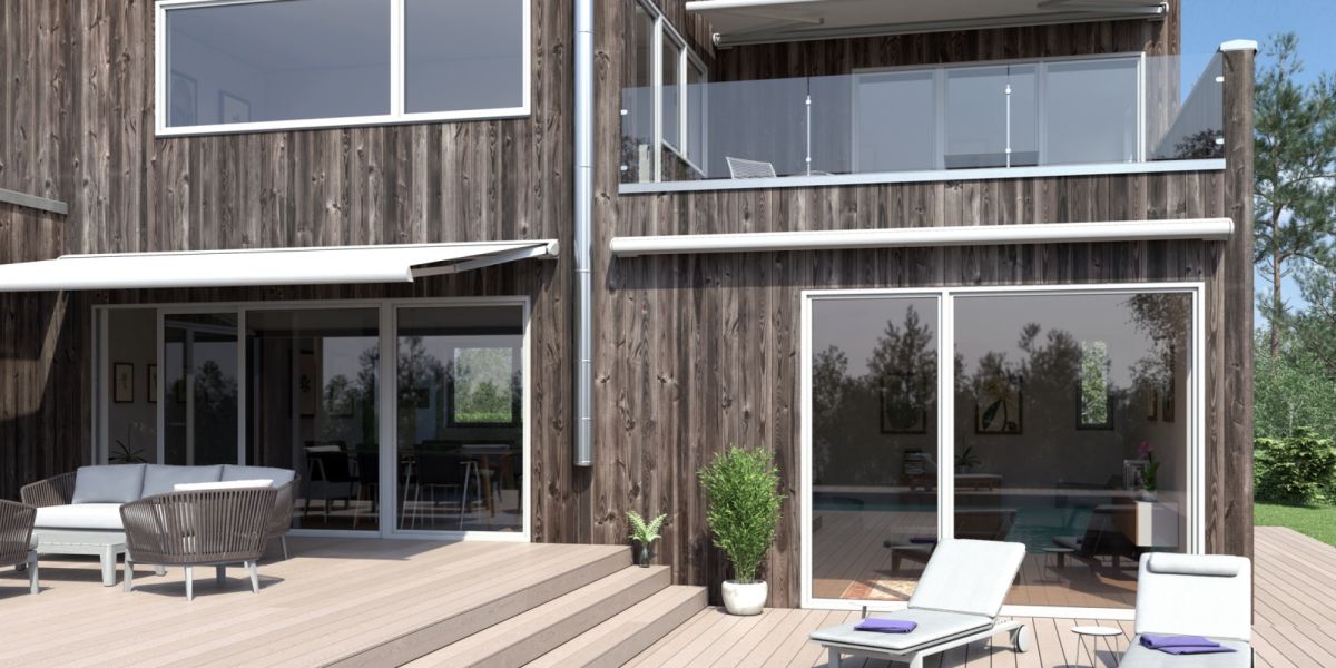 Die ovale Kassettenmarkise Smartbox von WOundWO an eine Holzhaus mit großer Terrasse, bei Frimey GmbH.