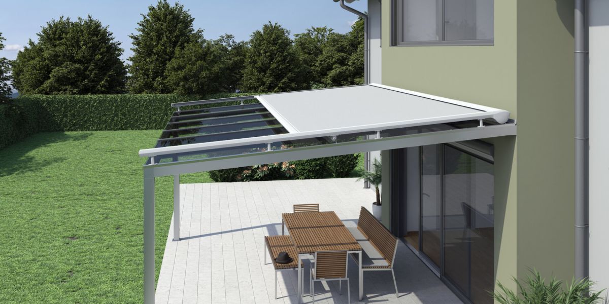Die stabile Wintergartenmarkise XLINE R154 von WOundWO auf einem Terrassendach als Sonnenschutz, bei Frimey GmbH.