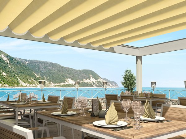 Die Klaiber Bavona Pergola mit Faltdach kann jederzeit modular erweitert werden, um so die überdachte Terrassenfläche zu vergrößern.