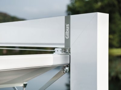 Die massiven Pfosten der Pergola Gibus Open Fly aus farbigen Aluminium mit hochwertiger Verarbeitung.