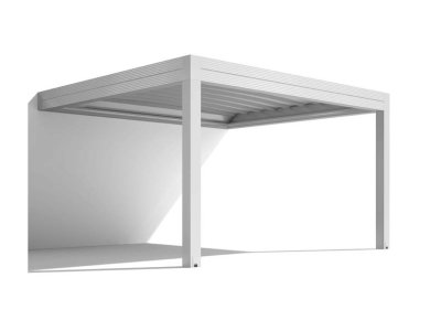 Die bewegliche Pergola Gibus Azimut seitlich am Haus mit zwei Pfosten mit integrierten Wasserablauf.