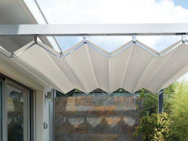Das patentierte und innovatione bewegliche Dachsystem der Pergola Gibus Open Fly im mediterranen Stil.