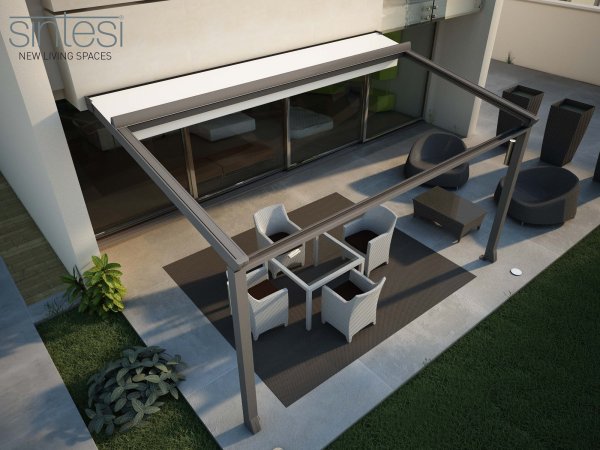 Die handgemachte Pergola Sintesi von Hella im geöffneten Zustand, auf einer Terrasse.