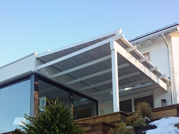Die Hella Pergola Sintesi Free kann an bereits bestehende Struckturen angebaut oder zwischen zwei Wände montiert werden.