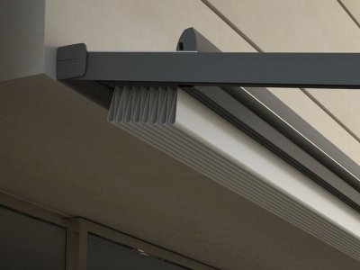 Das eingefahrene Tuch der Hella Sintesi Pergola benötigt 20% weniger Platz als bei herkömmlichen Pergolen.