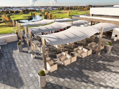 Das hochwertige Sonnensegel von C4Sun auf der Außenterrasse eines Restaurants bei einem Golfplatz.