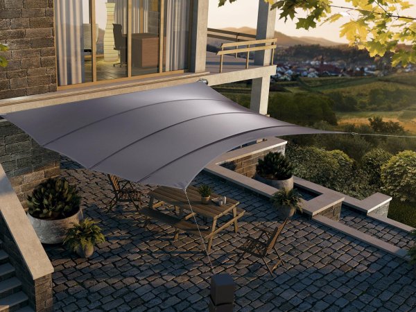Das C4Sun Square Sonnensegel auf einer Terrasse mit Blick in den Garten.