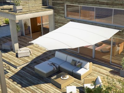 Das C4Sun Elips Sonnensegel an einem Wohnhaus mit Terrasse und Outdoorlounge.