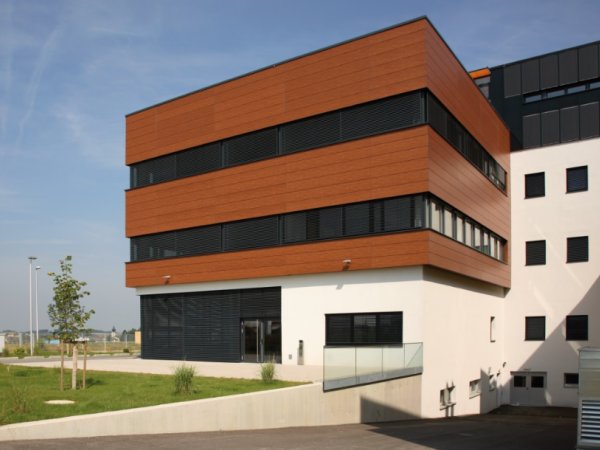 Hella Raffstore Jalousie an einem Firmengebäude als Blend - und Sonnenschutz.